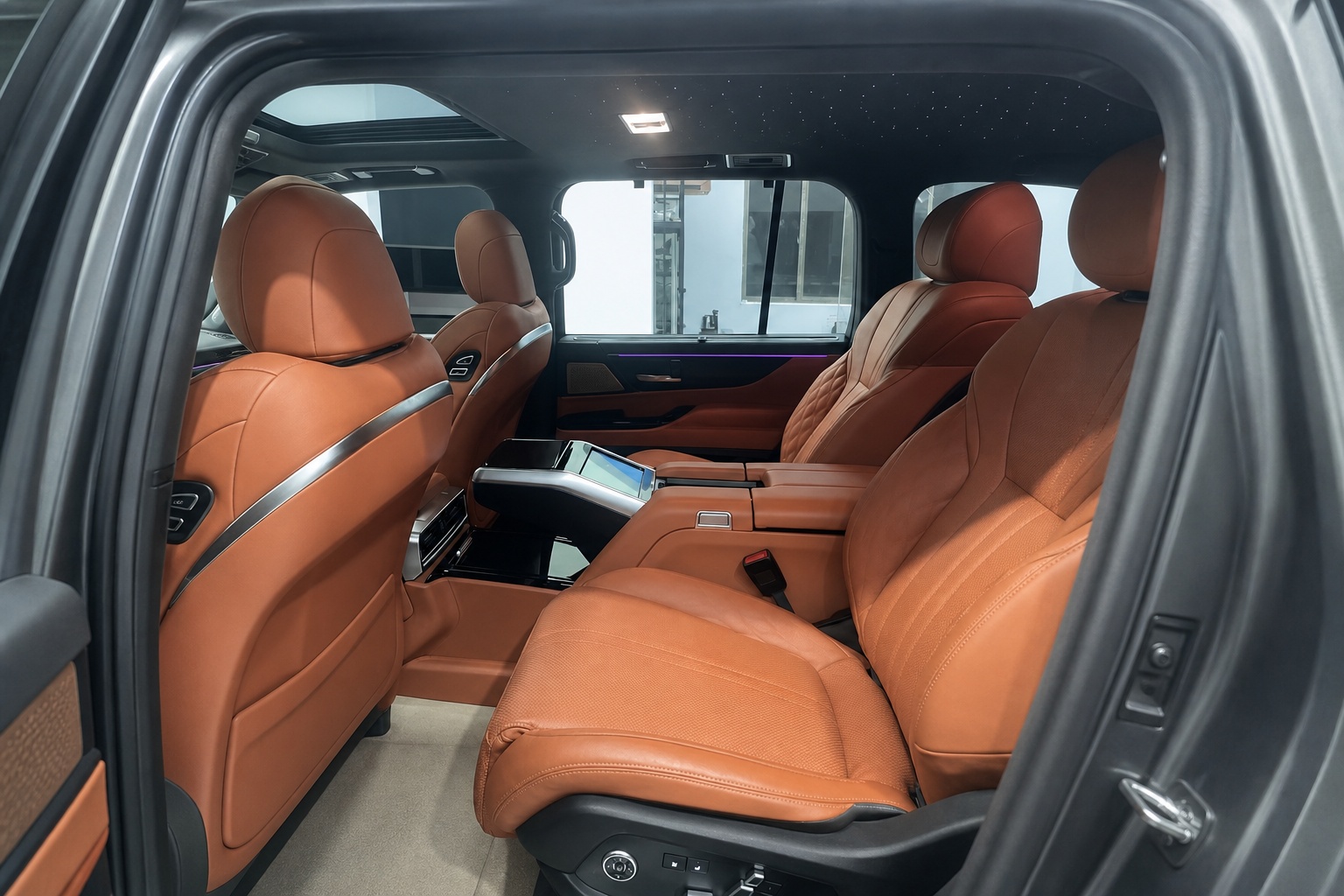 relyauto-suv-interior-wide-tan-05-rear-pair-console