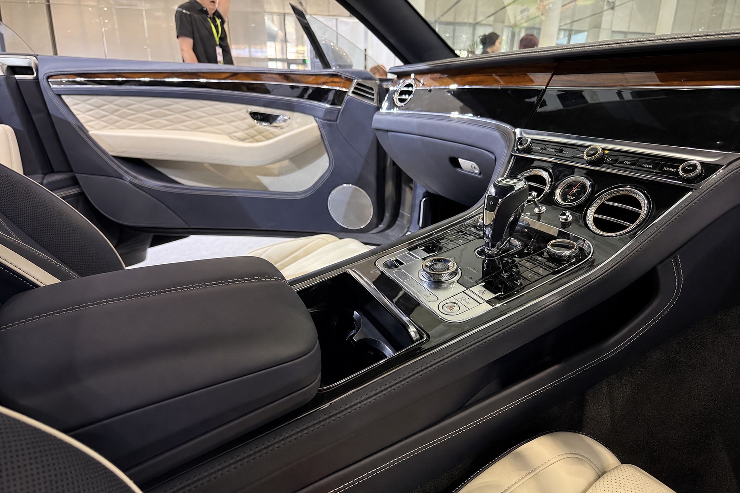 relyauto-bentley-gt-banner-04-console-doorside