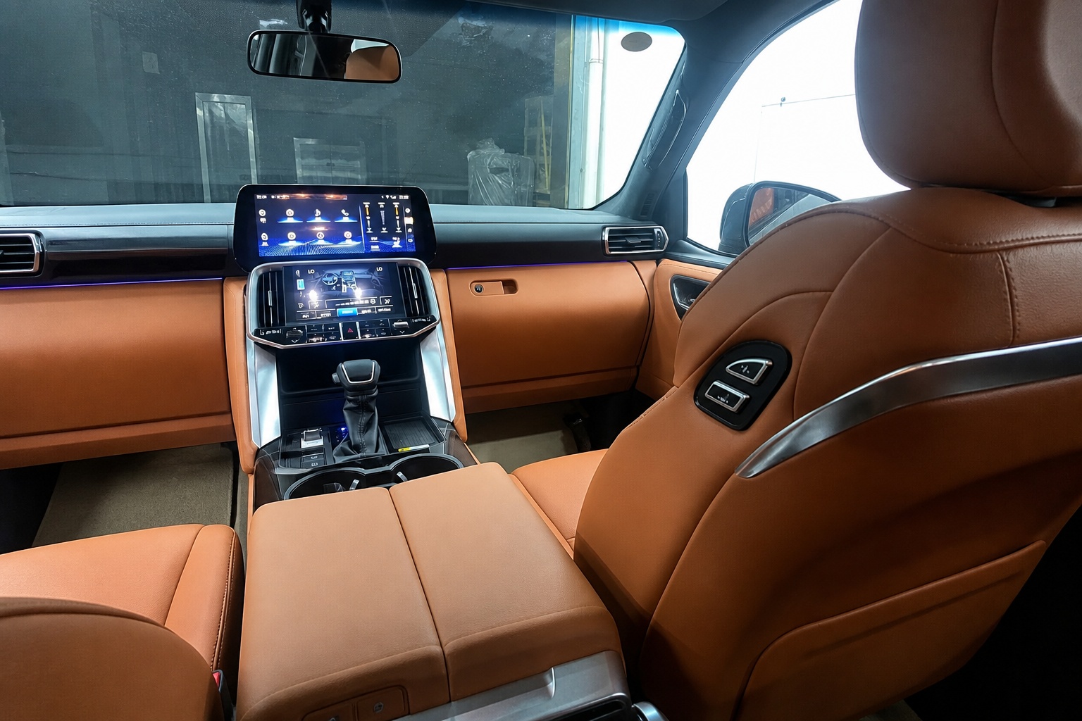 relyauto-suv-interior-wide-tan-04-dash-passenger