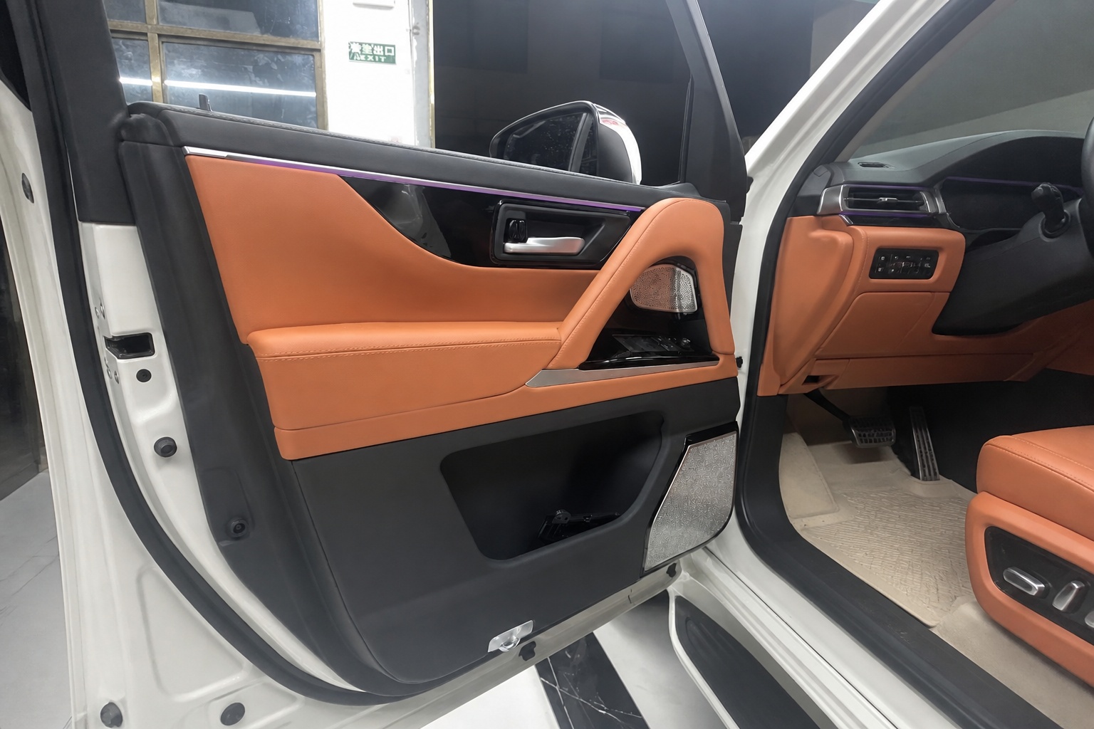 relyauto-suv-interior-wide-tan-06-door-panel