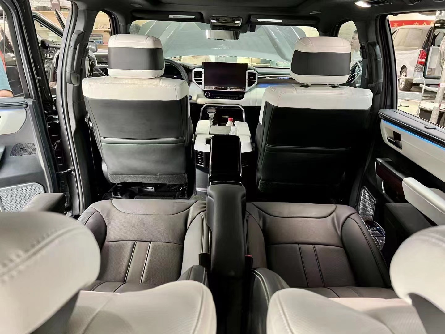 RELYAUTO The Rear Seats of Toyota Sequoia Car Seat SUV Seat