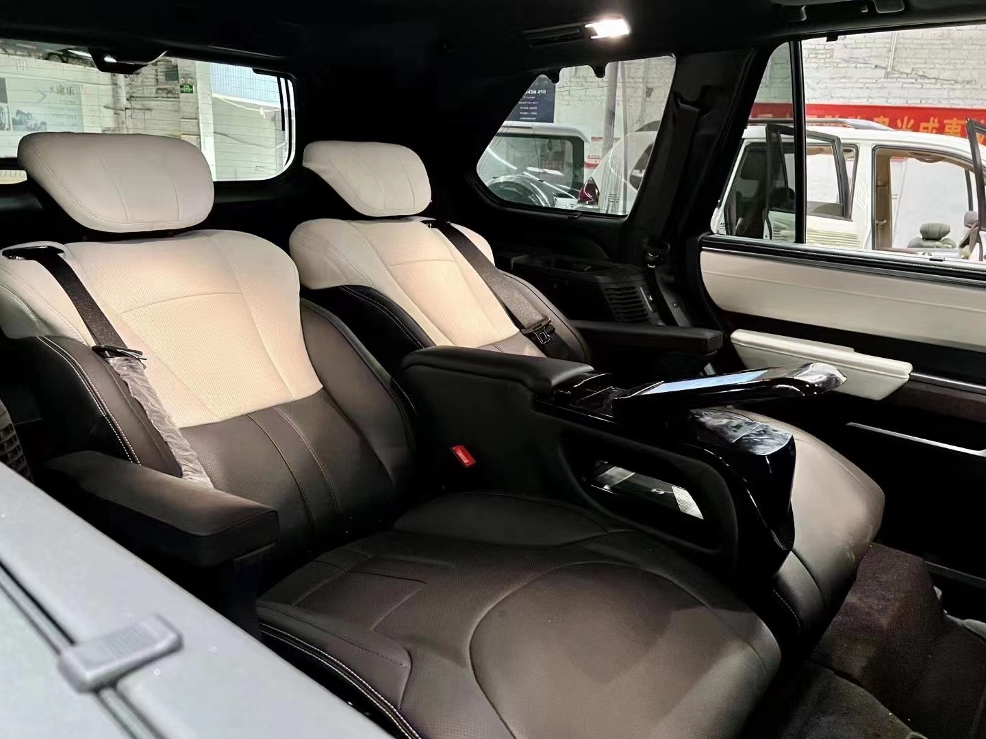 RELYAUTO The Rear Seats of Toyota Sequoia Car Seat SUV Seat