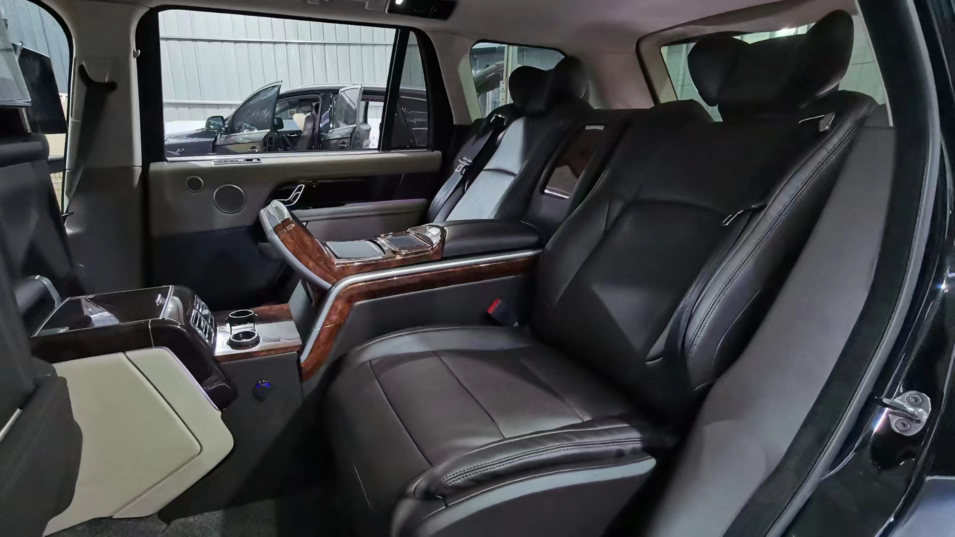 RELYAUTO The Rear Seats of The Land Rover Car Seat SUV Seat 3