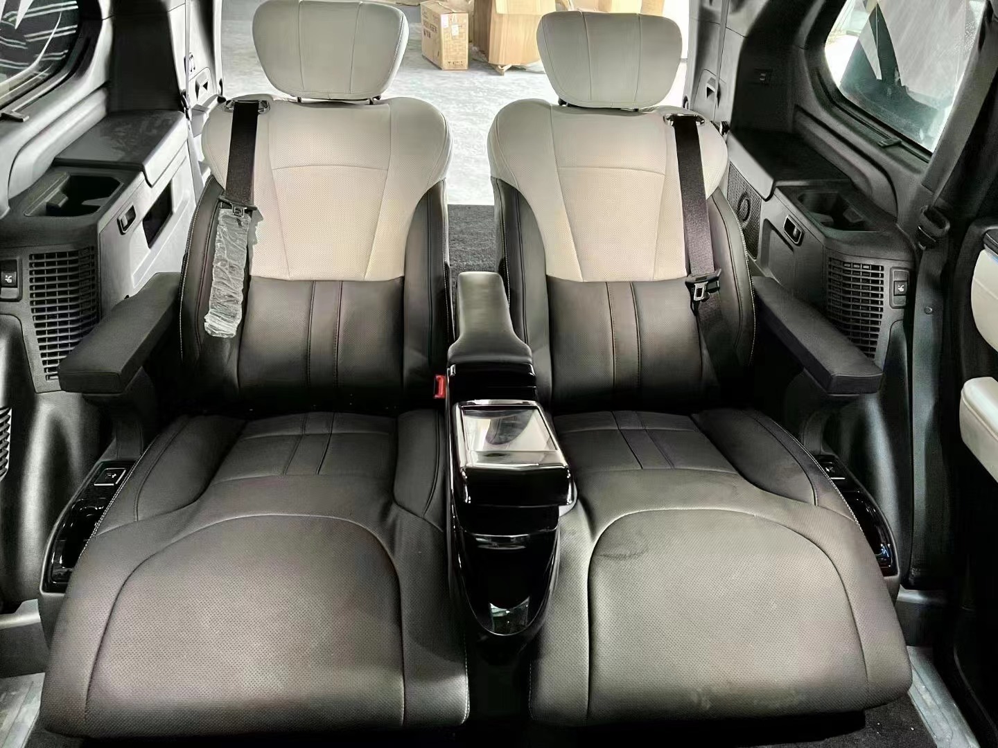 RELYAUTO The Rear Seats of Toyota Sequoia Car Seat SUV Seat