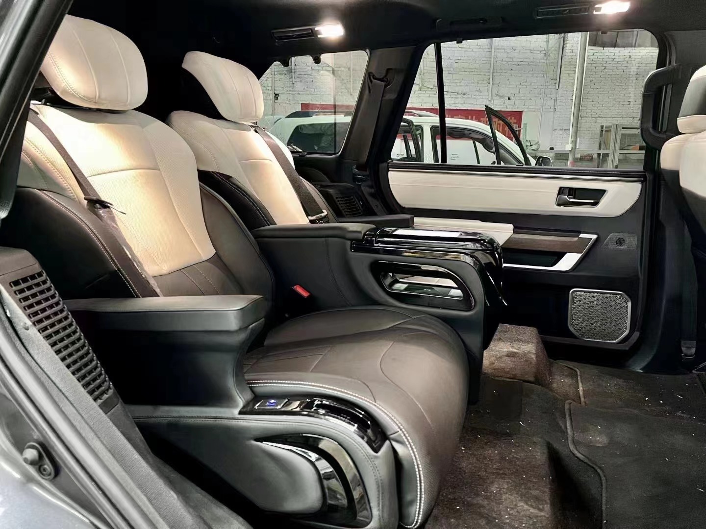 RELYAUTO The Rear Seats of Toyota Sequoia Car Seat SUV Seat