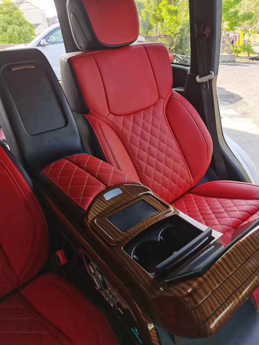 RELYAUTO The Rear Seats of Lexus LX570 Car Seat SUV Seat