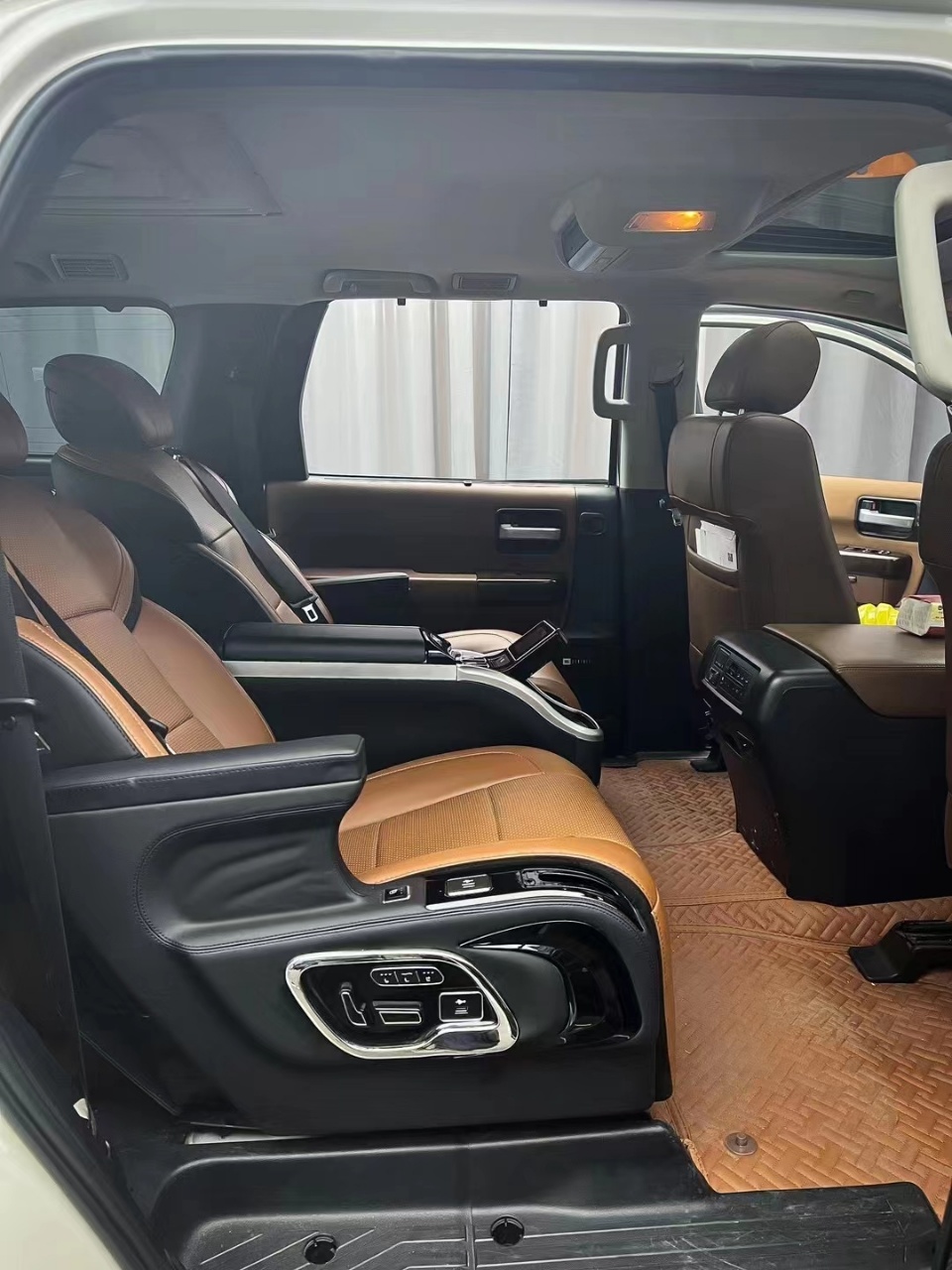 RELYAUTO The Rear Seats of Toyota Land Cruiser Car Seat SUV Seat