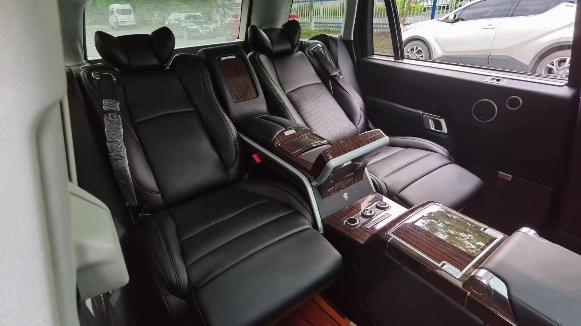 RELYAUTO The Rear Seats of The Land Rover Car Seat SUV Seat 3