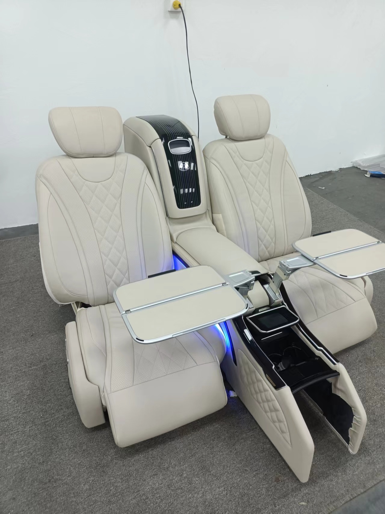 RELYAUTO The Rear Seats of Mercedes GLS Car Seat SUV Seat
