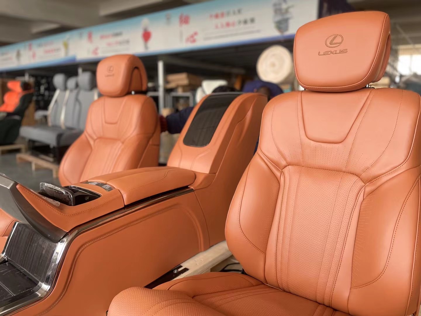 RELYAUTO The Rear Seats of Lexus LX570 Car Seat SUV Seat