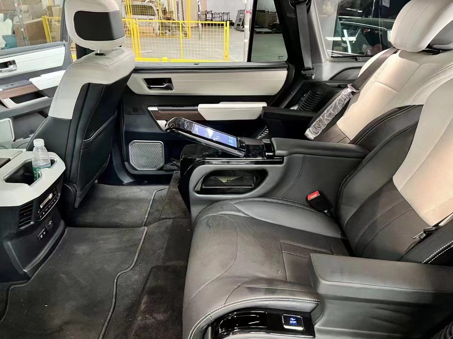 RELYAUTO The Rear Seats of Toyota Sequoia Car Seat SUV Seat