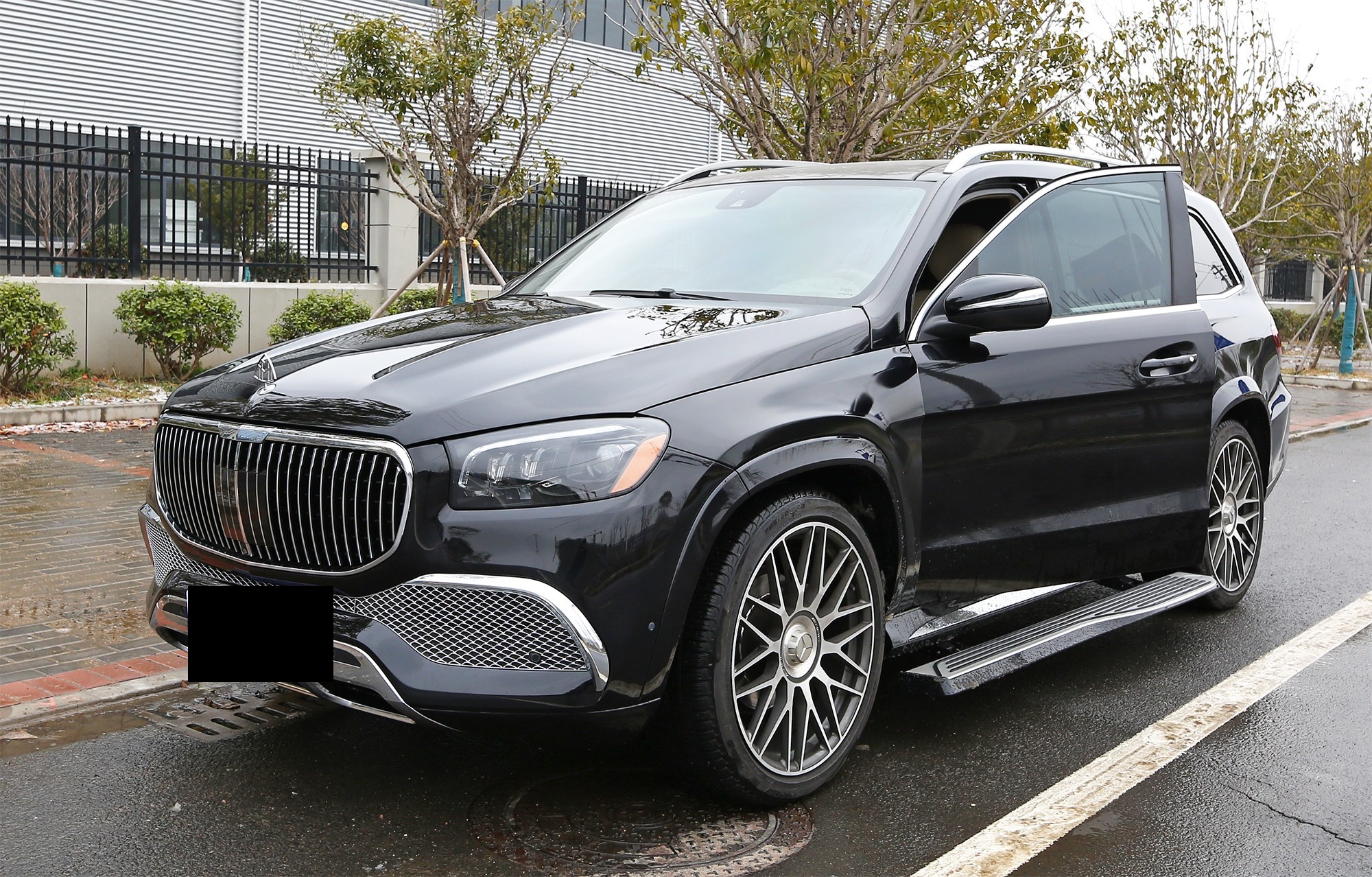 relyauto-gls-maybach-exterior-06-front-34-right-masked