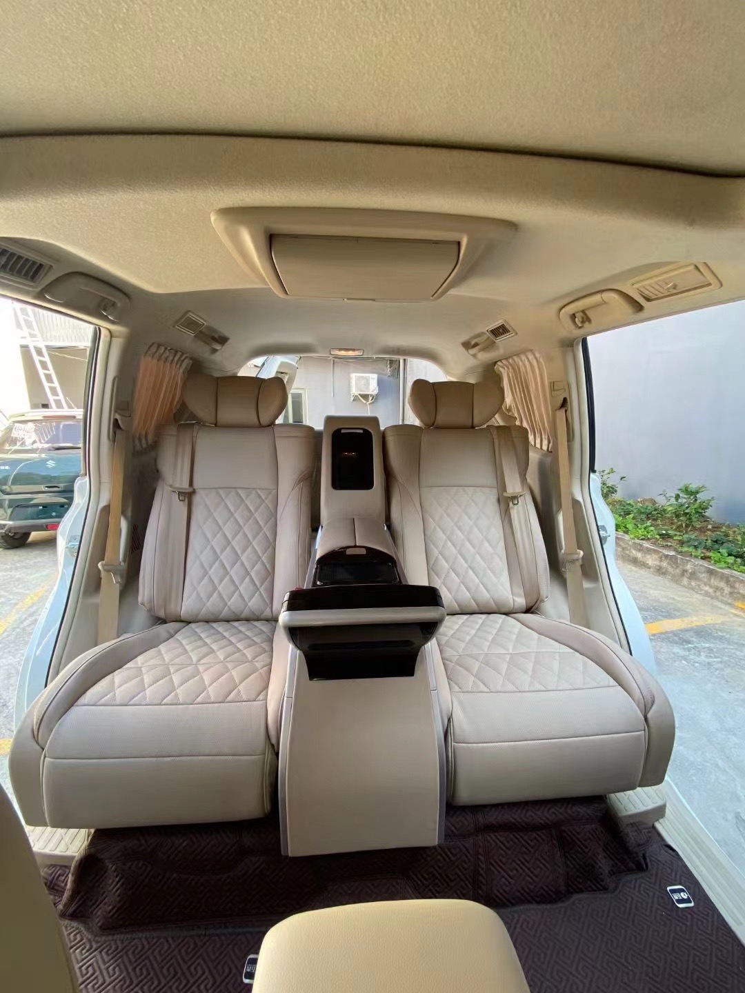 RELYAUTO The Rear Seats of Lexus LX570 Car Seat SUV Seat
