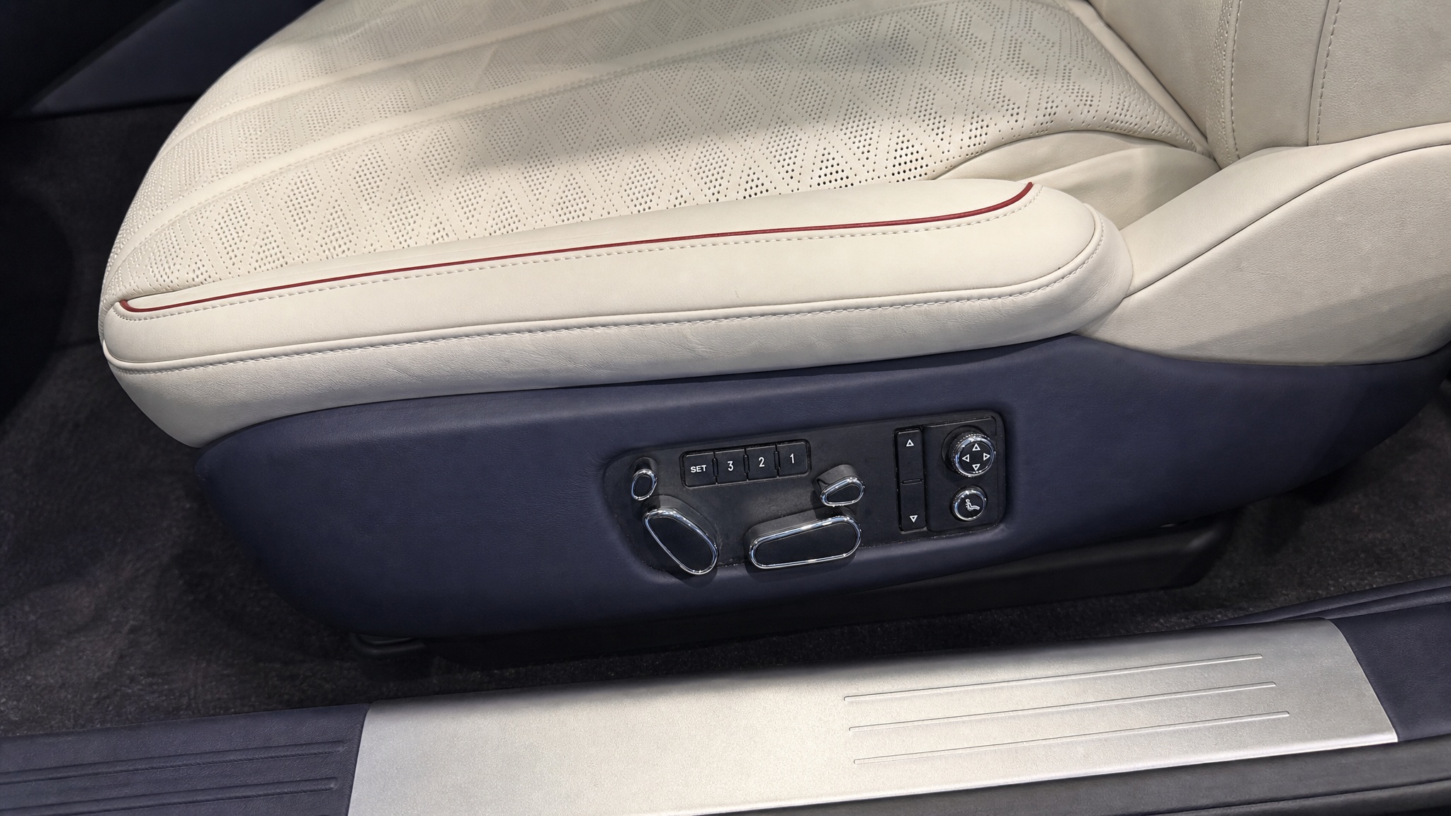 relyauto-flying-spur-wide-05-seat-controls