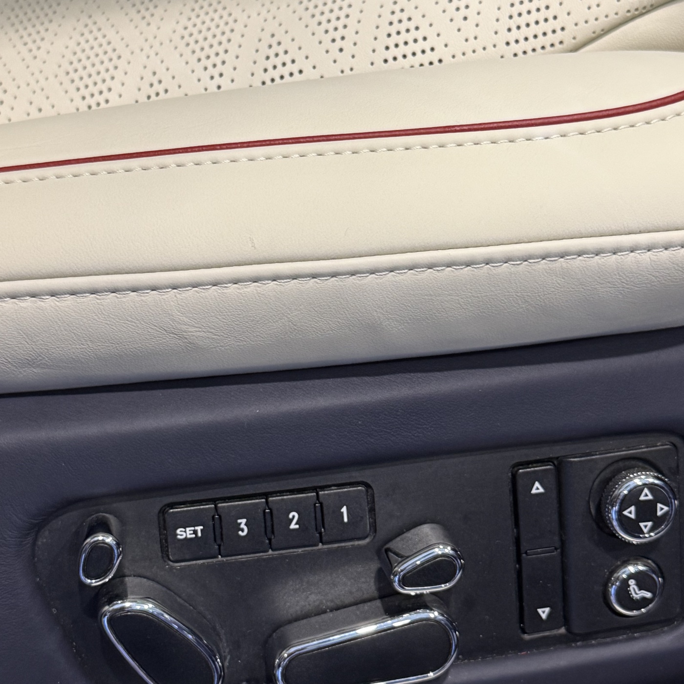 relyauto-flying-spur-detail-04-seat-controls