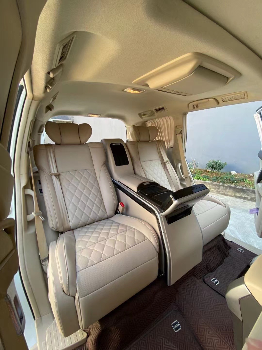 RELYAUTO The Rear Seats of Lexus LX570 Car Seat SUV Seat